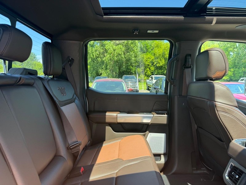 Ford Super Duty F-350 DRW Vehicle Full-screen Gallery Image 5