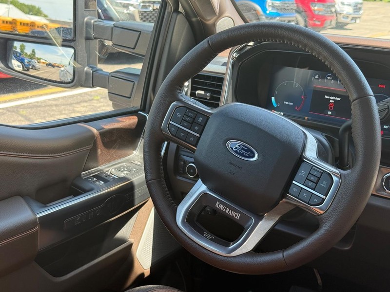 Ford Super Duty F-350 DRW Vehicle Full-screen Gallery Image 8