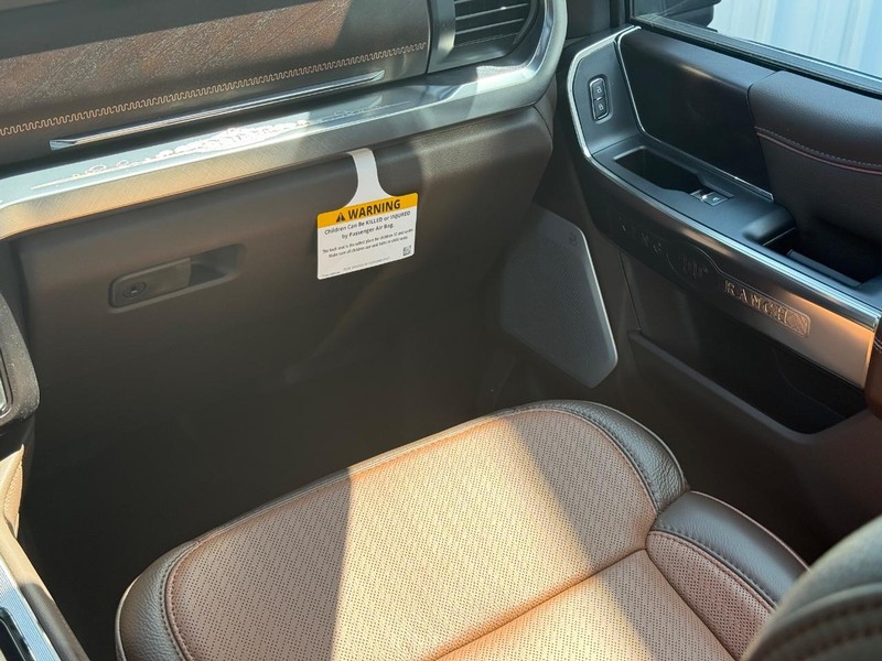 Ford Super Duty F-350 DRW Vehicle Full-screen Gallery Image 9