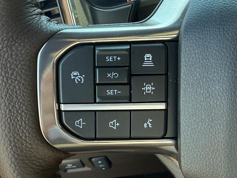 Ford Super Duty F-350 DRW Vehicle Full-screen Gallery Image 10