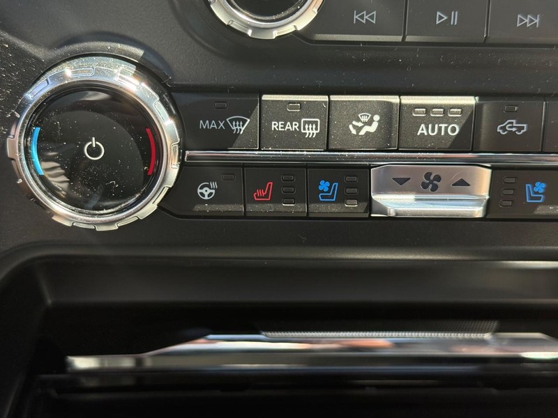 Ford Super Duty F-350 DRW Vehicle Full-screen Gallery Image 13