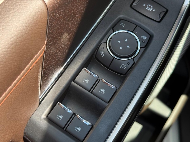 Ford Super Duty F-350 DRW Vehicle Full-screen Gallery Image 15