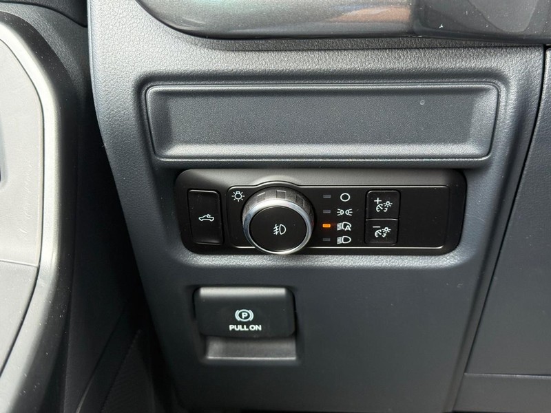 Ford F-150 Vehicle Full-screen Gallery Image 21