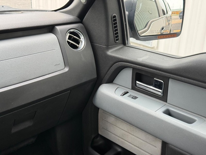 Ford F-150 Vehicle Full-screen Gallery Image 14