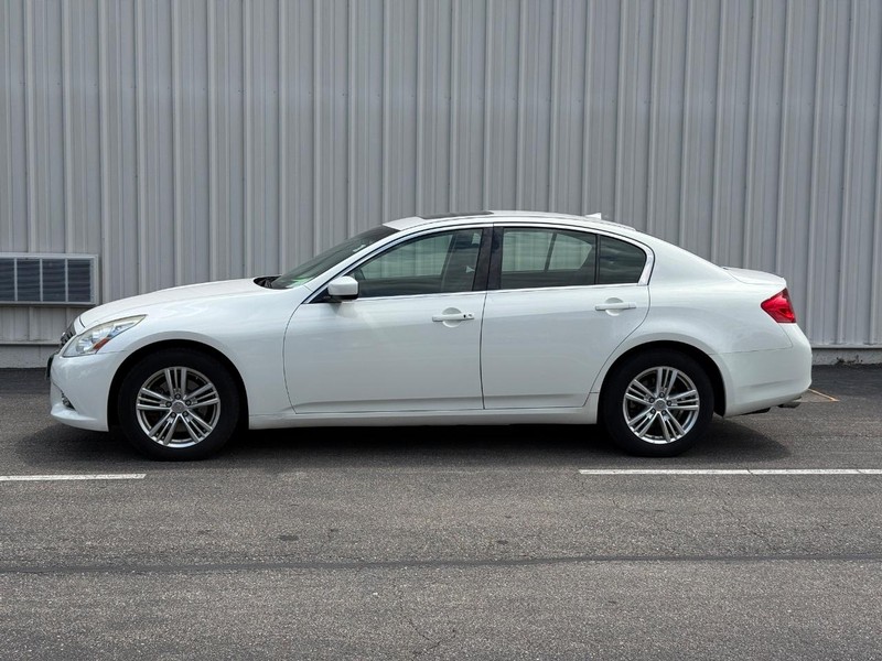 INFINITI G37 Sedan Vehicle Full-screen Gallery Image 02