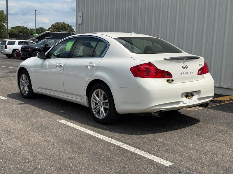 INFINITI G37 Sedan Vehicle Full-screen Gallery Image 03