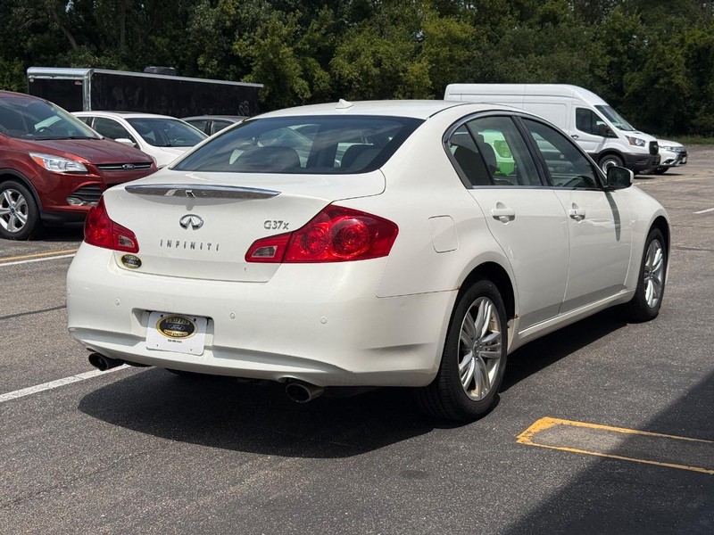 INFINITI G37 Sedan Vehicle Full-screen Gallery Image 05
