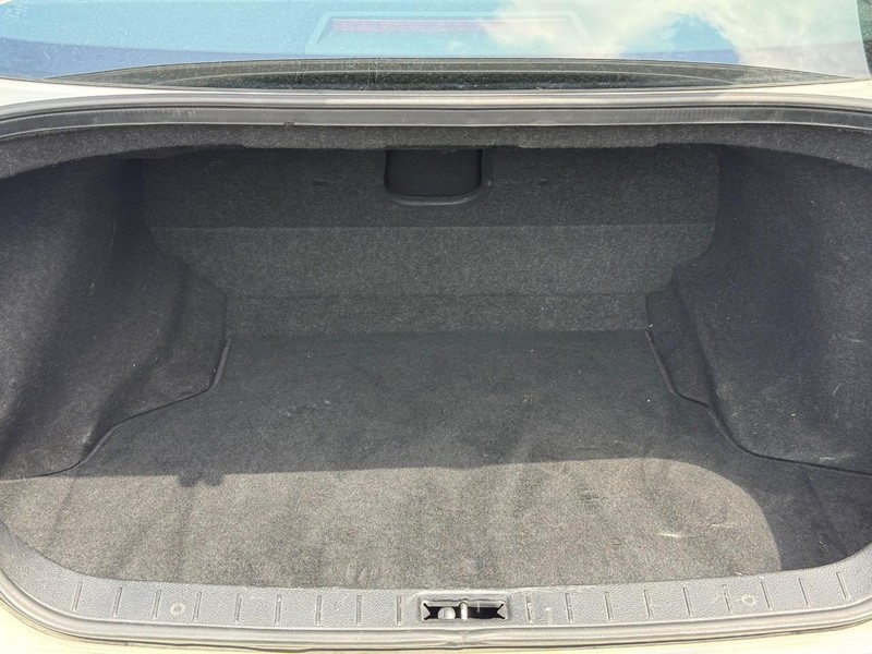 INFINITI G37 Sedan Vehicle Full-screen Gallery Image 06