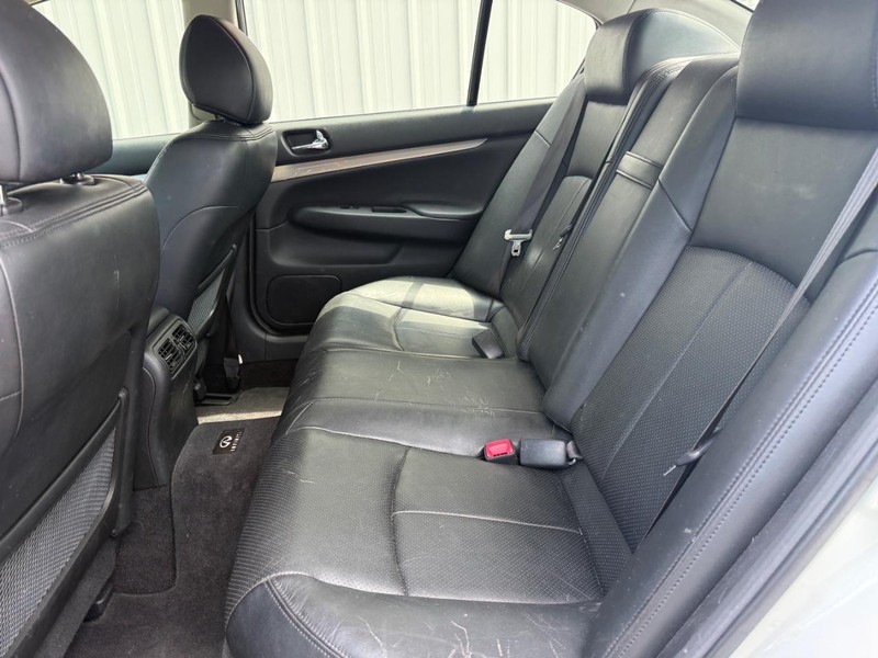 INFINITI G37 Sedan Vehicle Full-screen Gallery Image 09