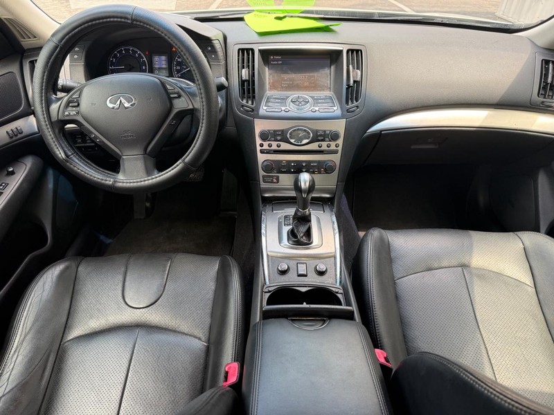 INFINITI G37 Sedan Vehicle Full-screen Gallery Image 10