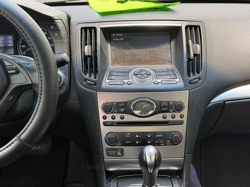 INFINITI G37 Sedan Vehicle Full-screen Gallery Image 11