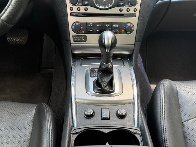 INFINITI G37 Sedan Vehicle Full-screen Gallery Image 12