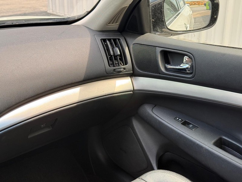 INFINITI G37 Sedan Vehicle Full-screen Gallery Image 14