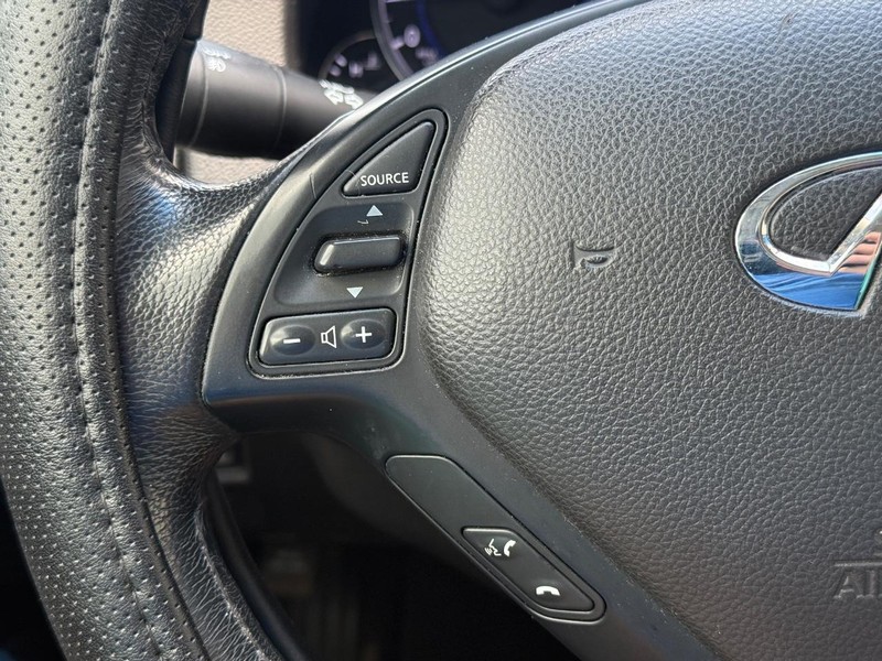 INFINITI G37 Sedan Vehicle Full-screen Gallery Image 15