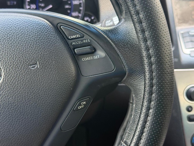 INFINITI G37 Sedan Vehicle Full-screen Gallery Image 16