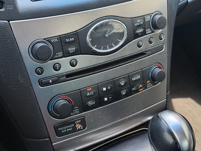 INFINITI G37 Sedan Vehicle Full-screen Gallery Image 21