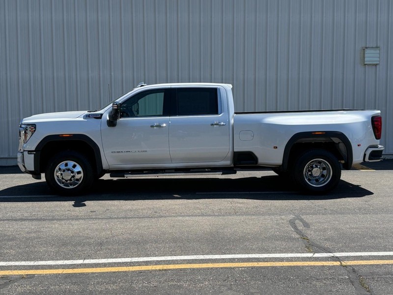 GMC Sierra 3500HD Vehicle Full-screen Gallery Image 2