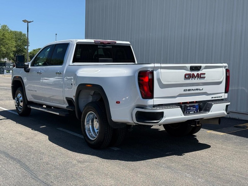 GMC Sierra 3500HD Vehicle Full-screen Gallery Image 3