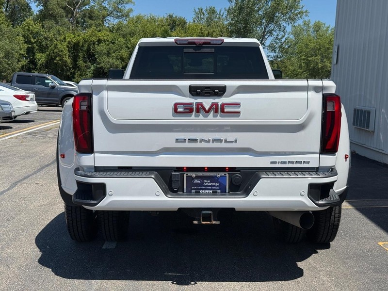 GMC Sierra 3500HD Vehicle Full-screen Gallery Image 4