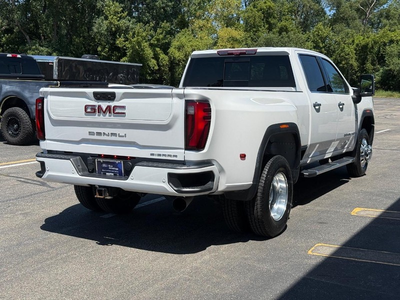 GMC Sierra 3500HD Vehicle Full-screen Gallery Image 6