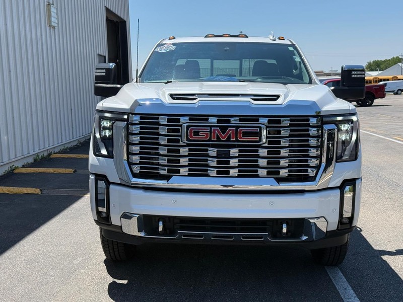 GMC Sierra 3500HD Vehicle Full-screen Gallery Image 8