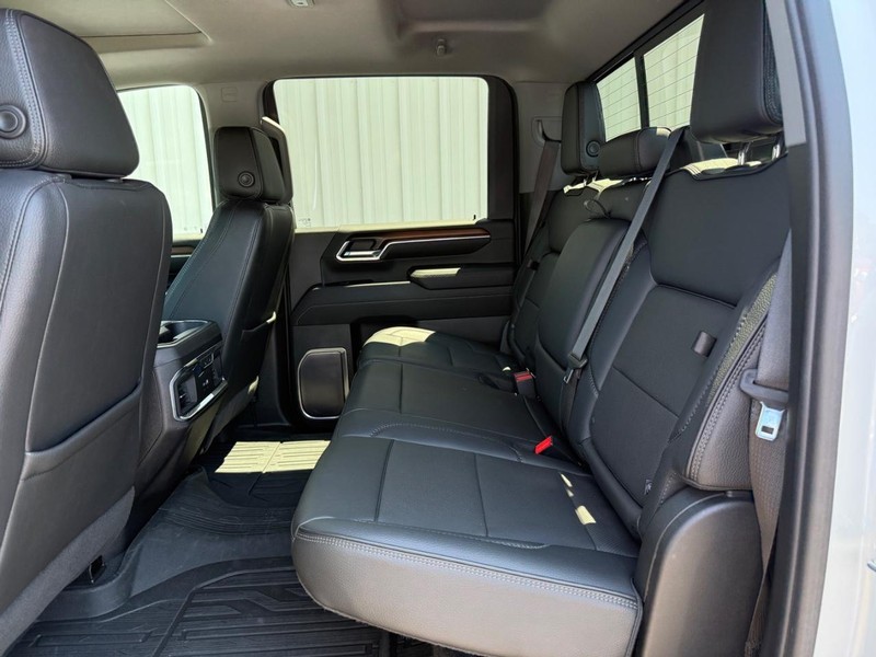 GMC Sierra 3500HD Vehicle Full-screen Gallery Image 9