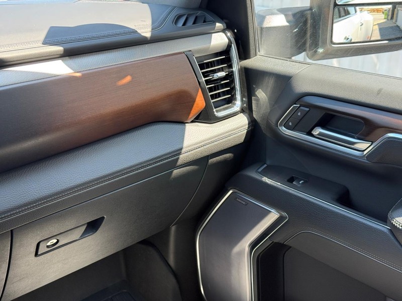 GMC Sierra 3500HD Vehicle Full-screen Gallery Image 14
