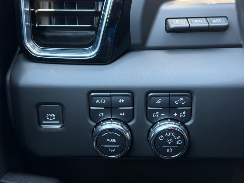 GMC Sierra 3500HD Vehicle Full-screen Gallery Image 21