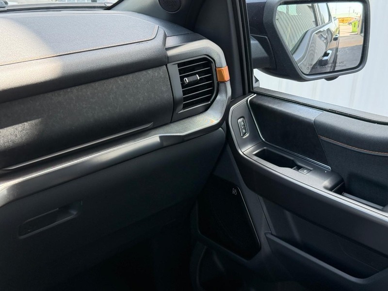 Ford F-150 Vehicle Full-screen Gallery Image 14