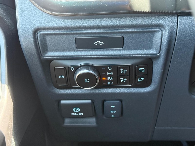 Ford F-150 Vehicle Full-screen Gallery Image 21
