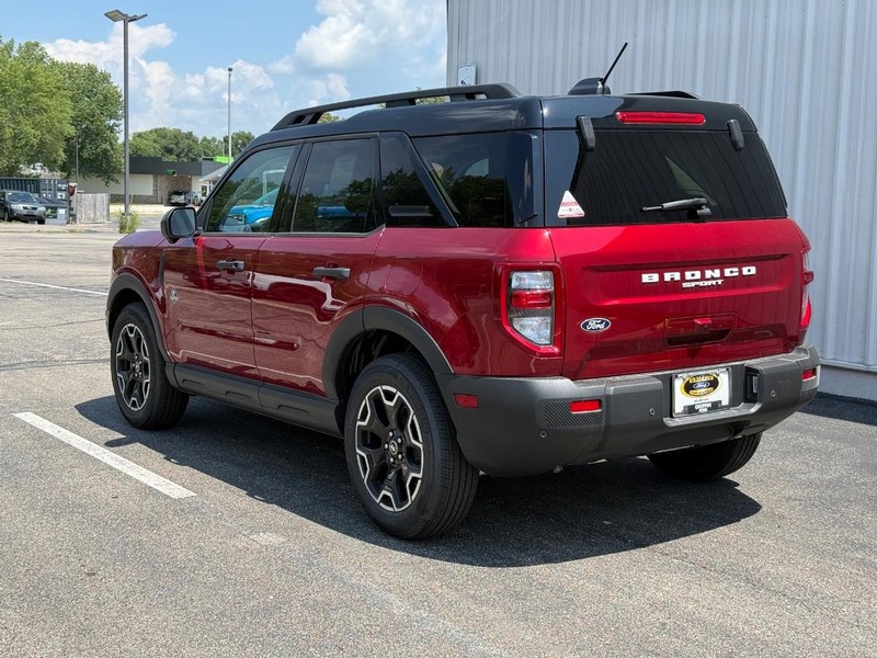 Ford Bronco Sport Vehicle Full-screen Gallery Image 3