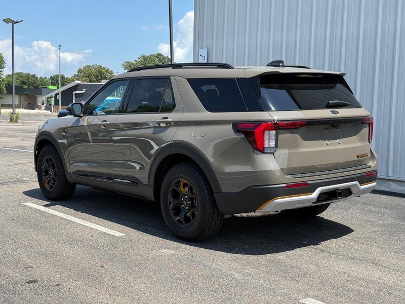 Ford Explorer Vehicle Full-screen Gallery Image 3