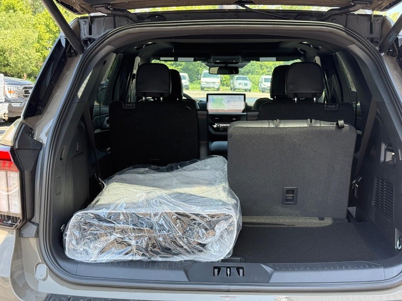Ford Explorer Vehicle Full-screen Gallery Image 5