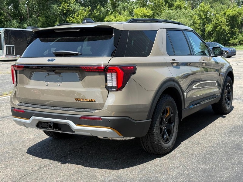Ford Explorer Vehicle Full-screen Gallery Image 6