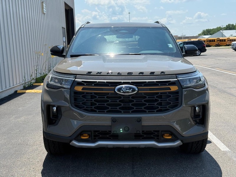 Ford Explorer Vehicle Full-screen Gallery Image 8