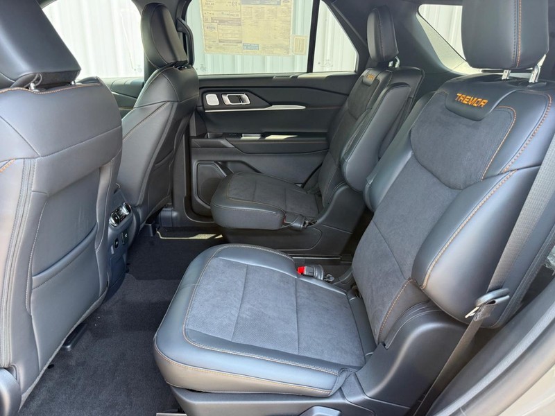 Ford Explorer Vehicle Full-screen Gallery Image 9