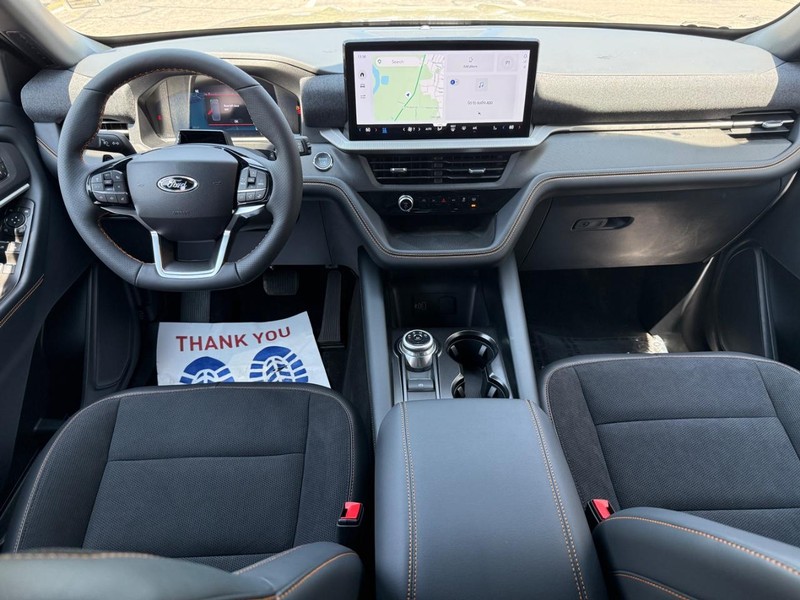 Ford Explorer Vehicle Full-screen Gallery Image 11
