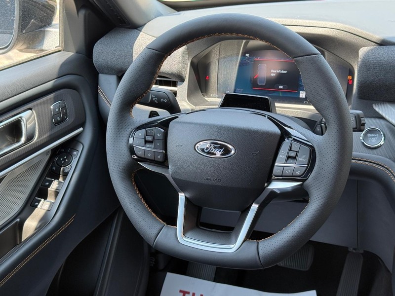Ford Explorer Vehicle Full-screen Gallery Image 14