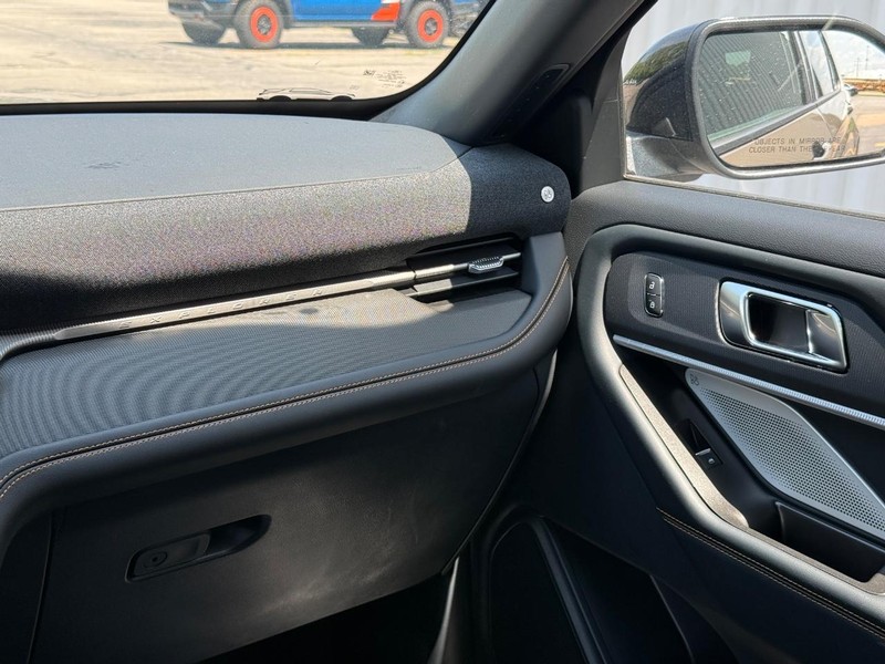 Ford Explorer Vehicle Full-screen Gallery Image 15