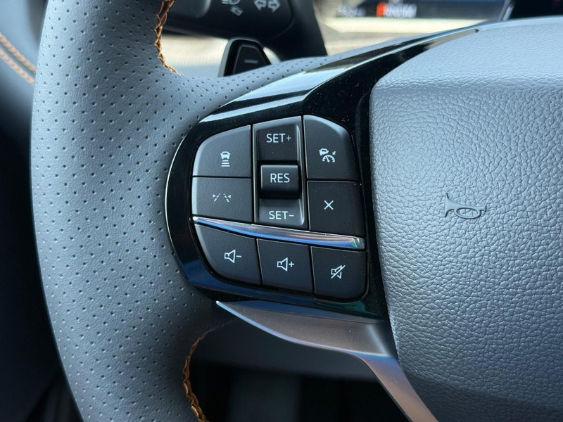 Ford Explorer Vehicle Full-screen Gallery Image 16