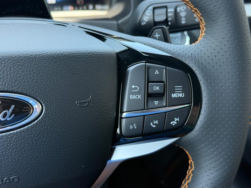 Ford Explorer Vehicle Full-screen Gallery Image 17