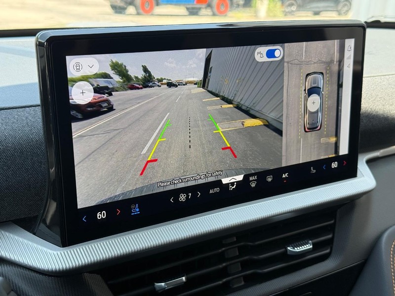 Ford Explorer Vehicle Full-screen Gallery Image 19