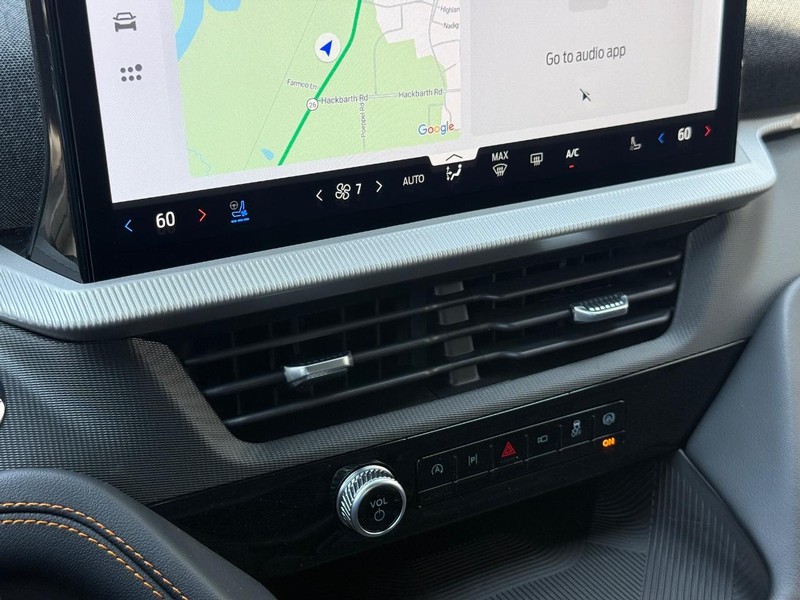 Ford Explorer Vehicle Full-screen Gallery Image 20