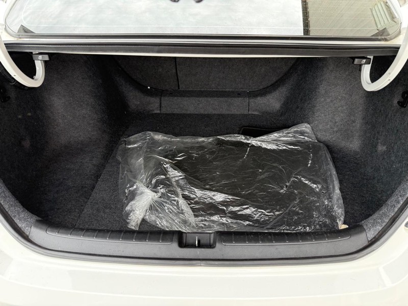 Honda Accord Sedan Vehicle Full-screen Gallery Image 5