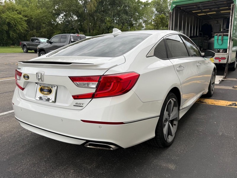 Honda Accord Sedan Vehicle Full-screen Gallery Image 6