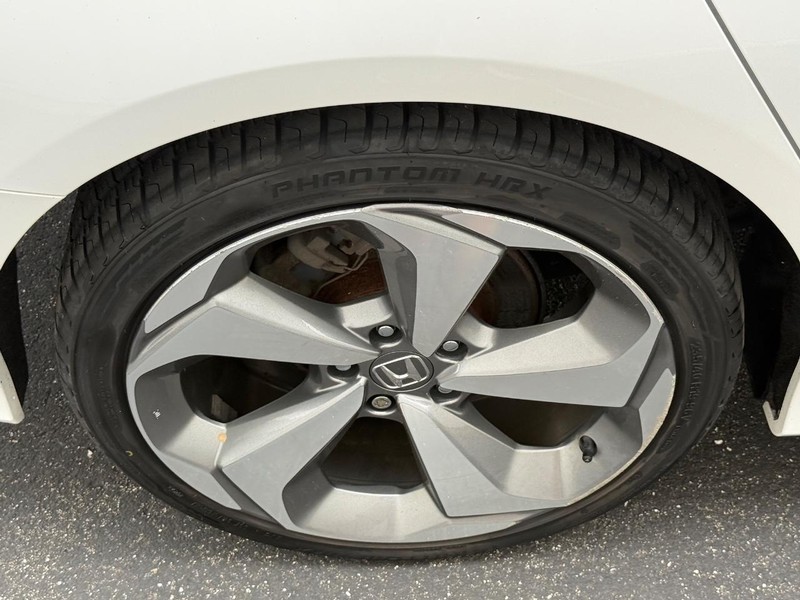 Honda Accord Sedan Vehicle Full-screen Gallery Image 7