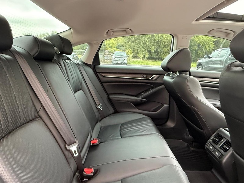 Honda Accord Sedan Vehicle Full-screen Gallery Image 9