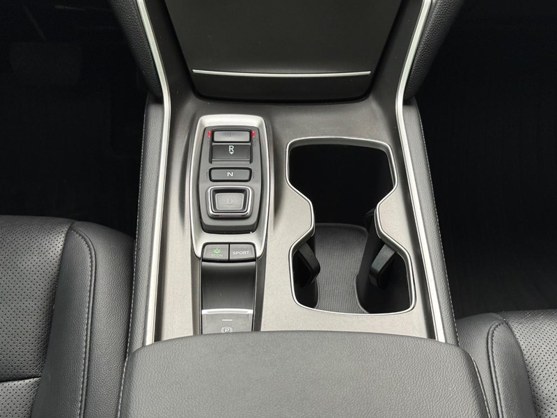 Honda Accord Sedan Vehicle Full-screen Gallery Image 12