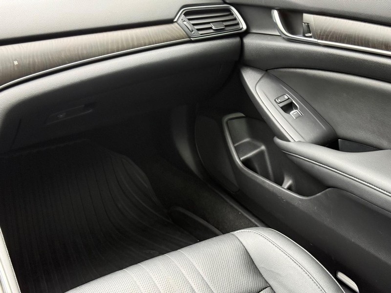 Honda Accord Sedan Vehicle Full-screen Gallery Image 14