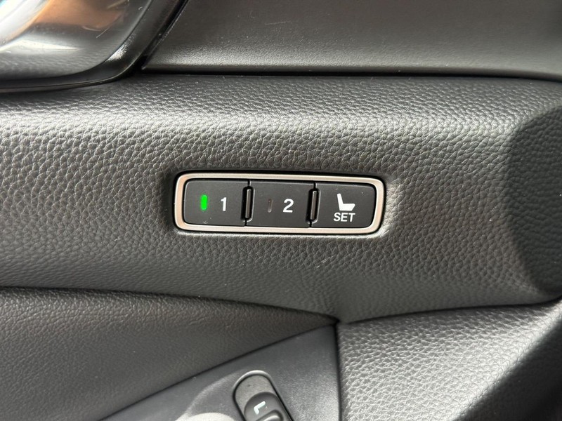 Honda Accord Sedan Vehicle Full-screen Gallery Image 15